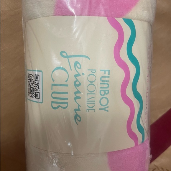 Funboy Poolside Leisure Club Towel - Picture 1 of 7